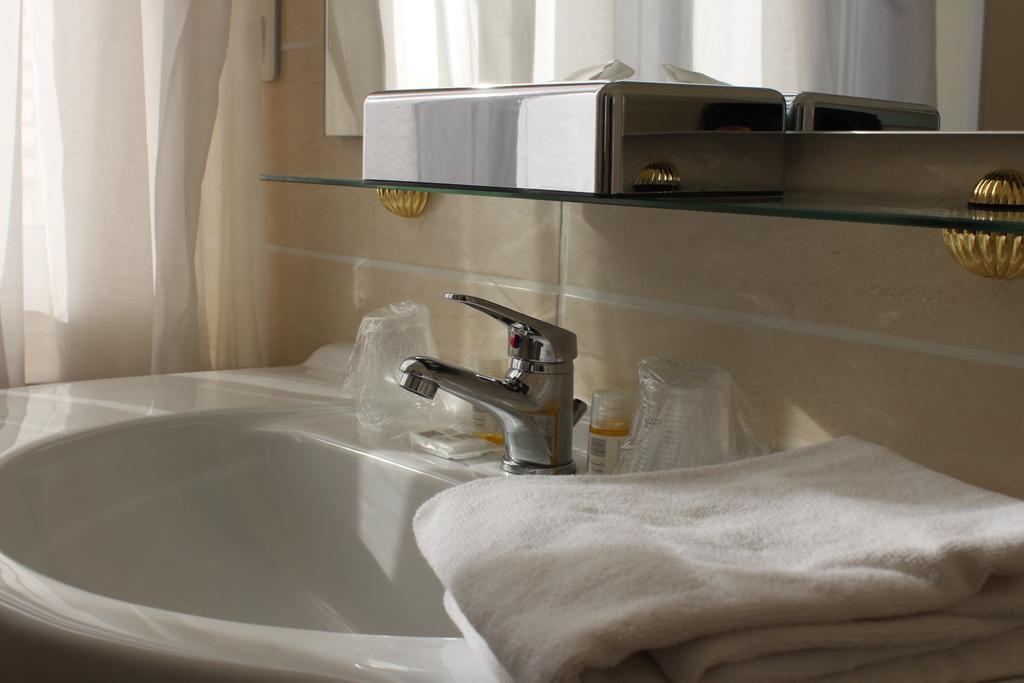 Hotel Rabelais ตูร์ ภายนอก รูปภาพ